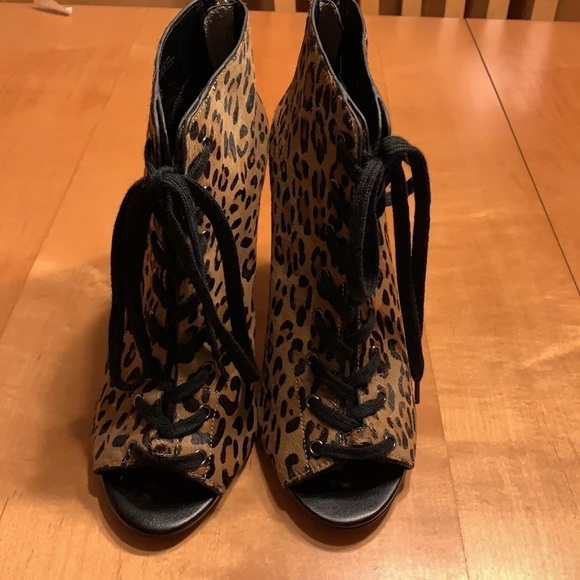 NWT French Connection Quillan Leopard Open Toe Booties 9.5 - Picture 3 of 9